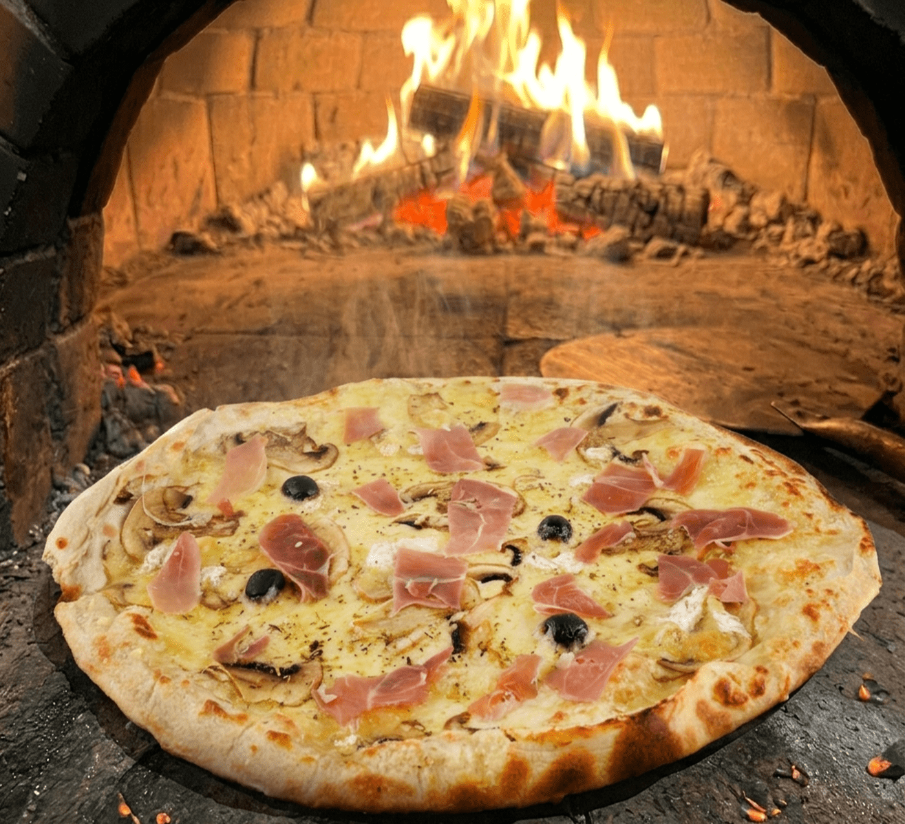 Pizzas aux fromages au feu de bois — camembert, reblochon, 4 fromages — Pizza Vroum Castres
