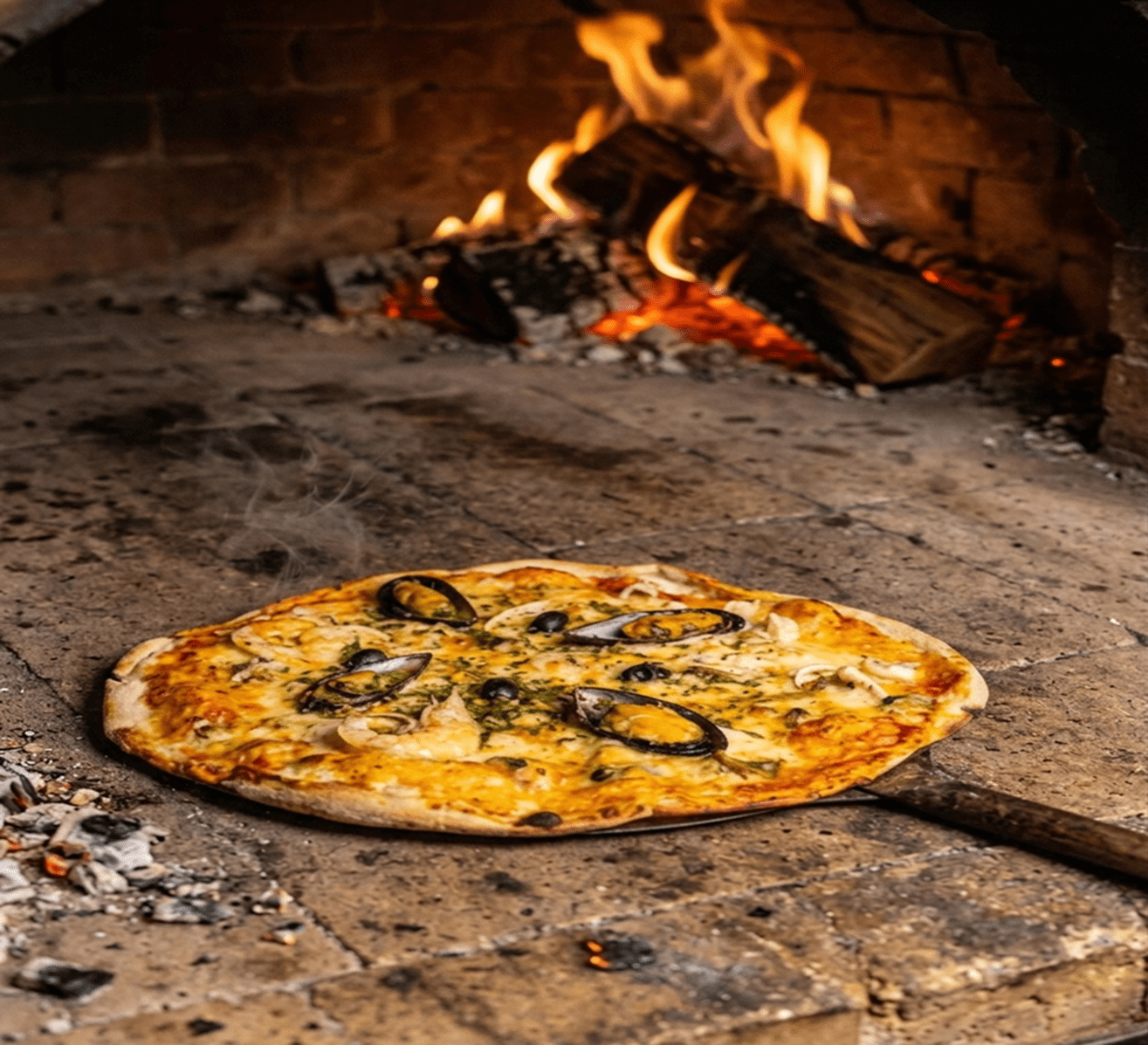 Pizzas aux poissons et fruits de mer au feu de bois — moules, thon, saumon — Pizza Vroum Castres